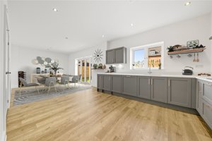 Holt, NR25 6EW picture 3